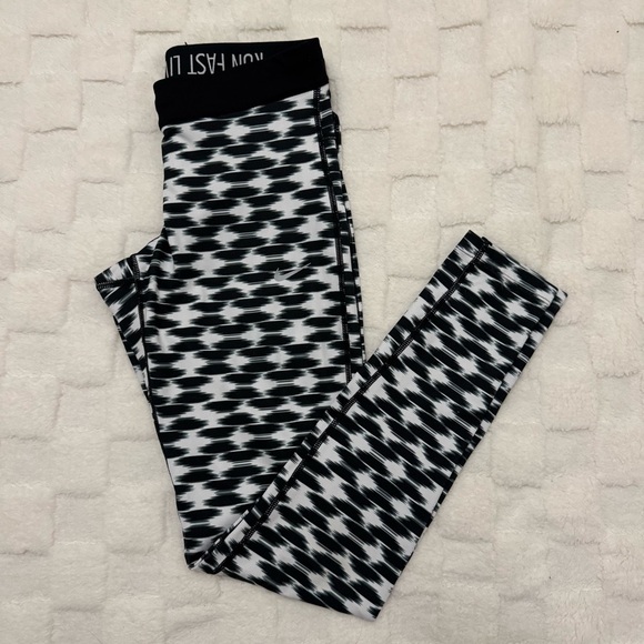 Nike Dri-Fit Printed Relay Crop Black and White Pattern Athletic Legging - Small - Picture 2 of 8